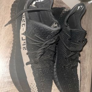 adidas Yeezy Boost 350 V2
Core Black White